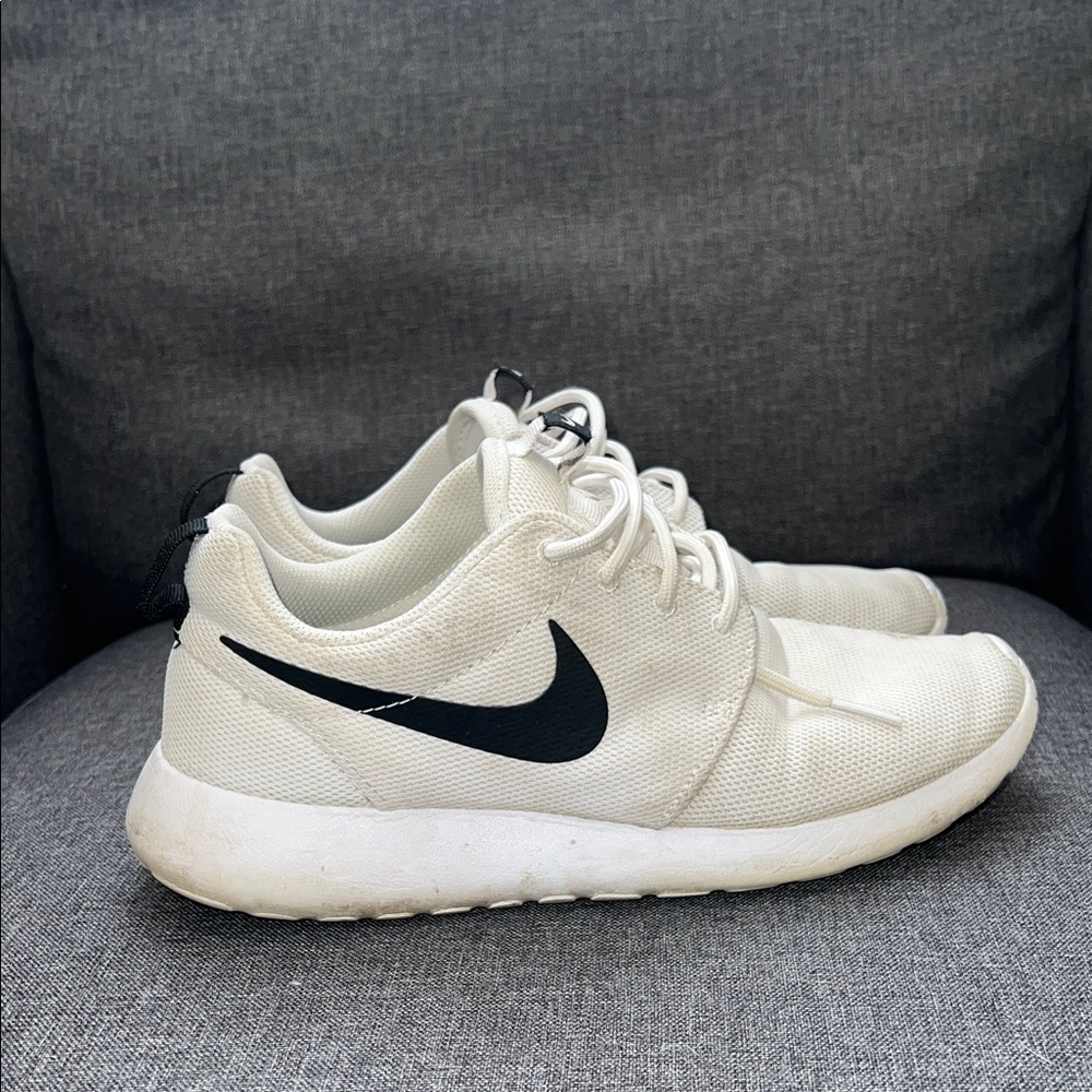Nike white Sneakers with Black Logo. Nike roshes